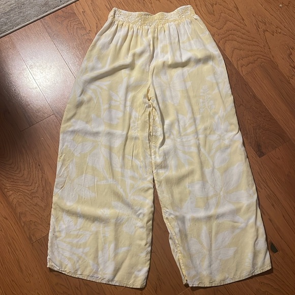 Yellow and white Hawaiian print palazzo pants. Size large. - Picture 4 of 6